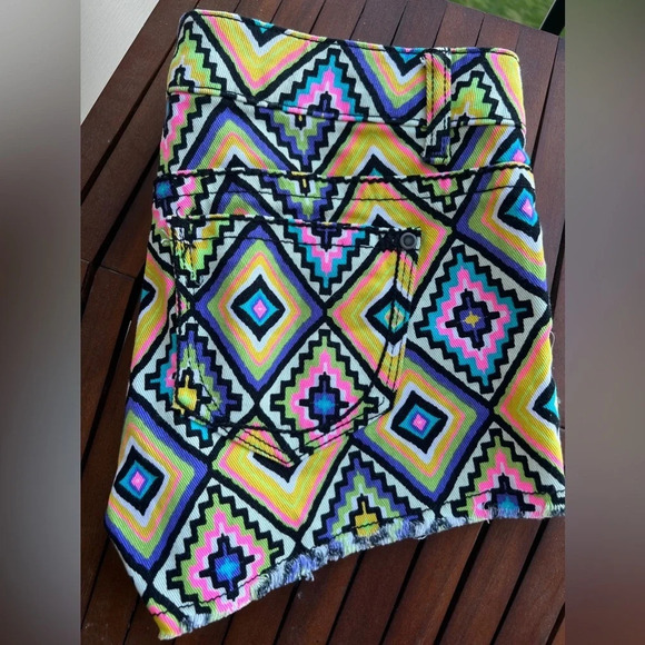 Hot Kiss Cici Low Rise Neon Geometric Print Short Shorts Women’s Size 3 - Picture 3 of 4